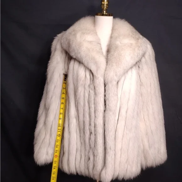 SAGA FOX Elegant White Fur Coat size L pre owned Exellent condition